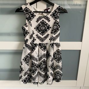 Girls beautiful lace dress M